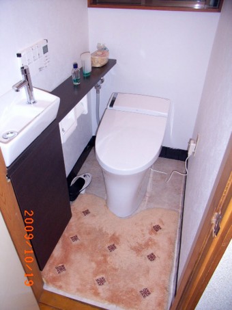 手洗付トイレをINAXサティスに交換 手洗付トイレをINAXサティスに交換